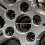Czy otwór centryczny 57,1 mm ma znaczenie przy montażu felg w VW Golfie GTI Mk8?