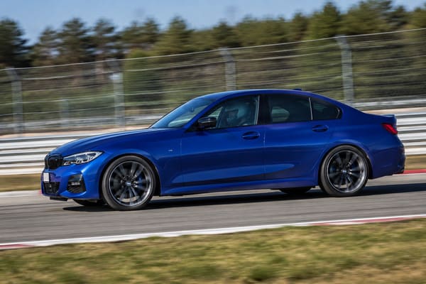 Kute felgi na niebieskim BMW serii 3 G20