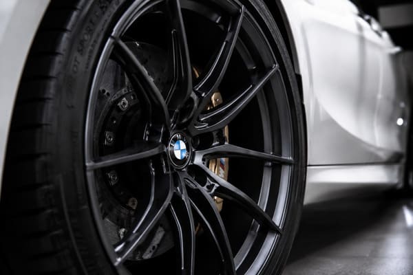 Matowe czarne felgi na białym BMW M4 G82 efekt wizualny\ Matowe czarne felgi kute na białym BMW M4 G82 — efekt wizualny