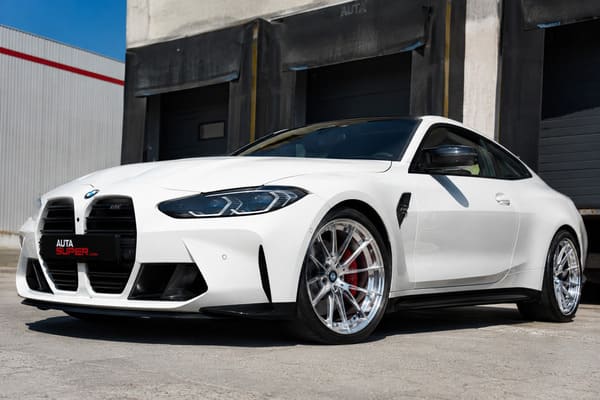 Polerowane felgi białe BMW M4 G82 kontrast\ Polerowane felgi na białym BMW M4 G82 — kontrast i efekt wizualny