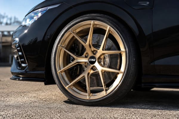 Złote felgi kute na czarnym VW Golf R Mk8