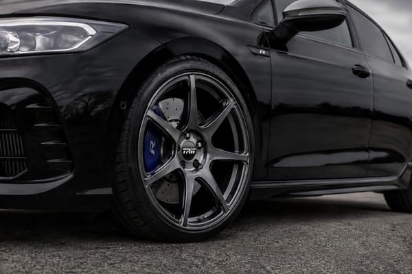 Gunmetal felgi na czarnym VW Golf R Mk8