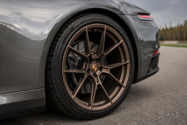 Brązowe felgi Porsche 992 Slate Grey dark bronze Brązowe felgi na ciemnoszarym Porsche 911 992