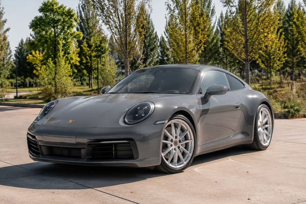 Srebrne felgi machined silver Porsche 992 Srebrne felgi machined face na szarym Porsche 911 992