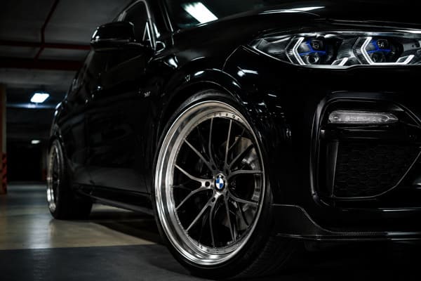 Deep Concave czy Stepped Lip — co lepiej wygląda na czarnym BMW X5 G05?