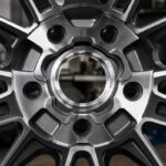 Czy otwór centryczny 66,5 mm jest standardem dla BMW serii 5 G30?