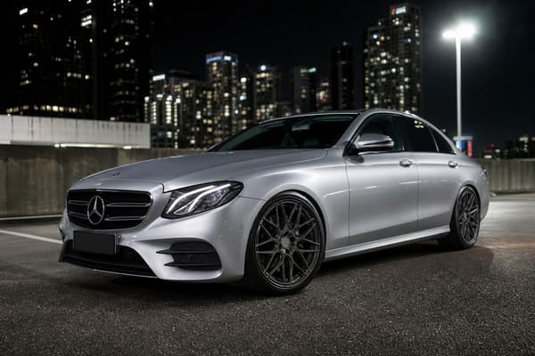 Jak dobrać kolor kutych felg do srebrnego Mercedesa E-Klasy W213?