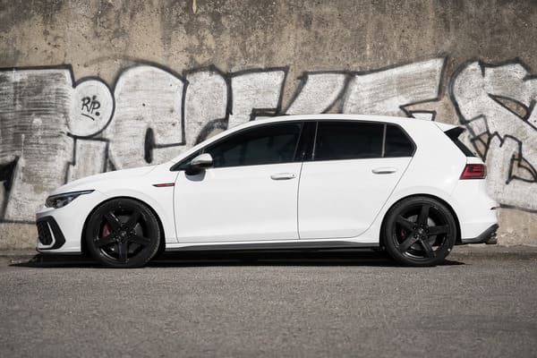 Czarne felgi na białego Golfa GTI Mk8 — efekt wizualny i pielęgnacja Czarne felgi kute na białym VW Golf GTI Mk8