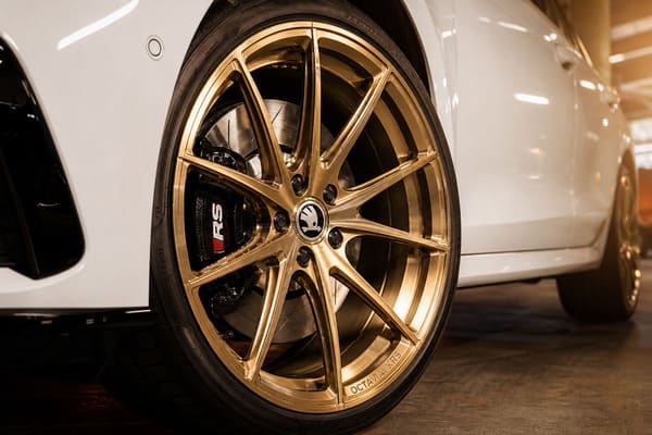 Złote kute felgi na białej Skodzie Octavii RS — brushed gold