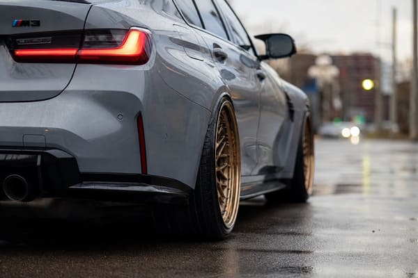 ET felgi w BMW M3 G80 — jak wygląda poke i flush BMW M3 G80 z tyłu — widoczne wysunięcie felgi poza obrys nadkola