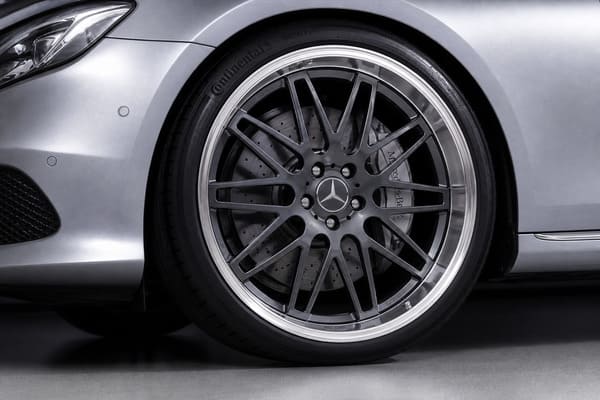 Polerowane i dwutonowe felgi do srebrnego Mercedesa W213 Dwutonowe kute felgi z CNC machined lip na srebrnym Mercedesie E-Klasy