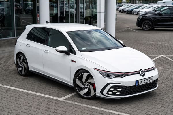 Machined face z czarnymi kieszeniami — najlepsze wykończenie dla białego GTI Mk8 Dwukolorowe kute felgi machined face na białym VW Golf GTI Mk8