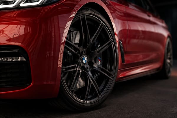 Błyszczące felgi kute do czerwonego BMW G30